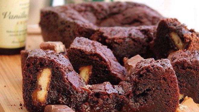 Рецепт Брауни с печеньем и соленой карамелью