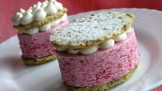 Рецепт Фисташковое пирожное с брусничным семифредо