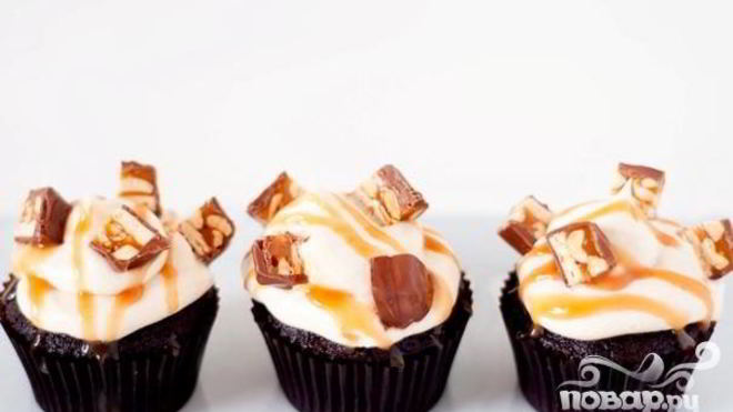 Рецепт Капкейки со Сникерсом и карамельной глазурью