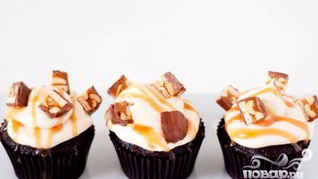 Рецепт Капкейки со Сникерсом и карамельной глазурью