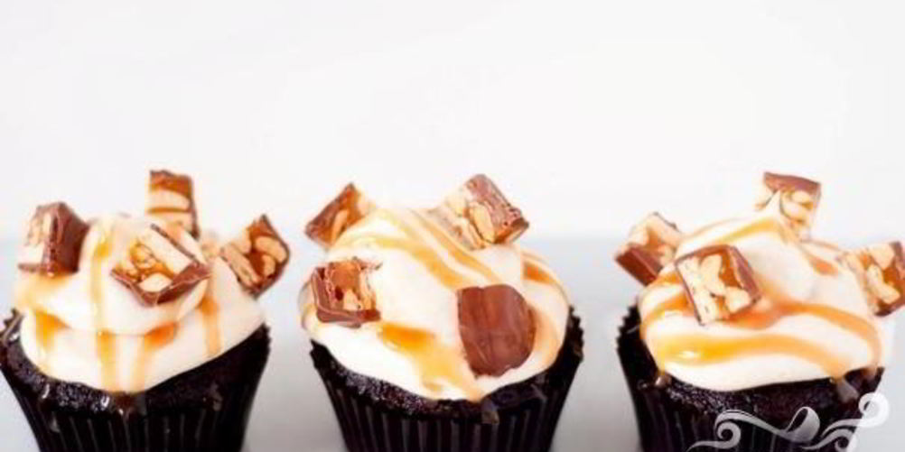 Как приготовить капкейки со сникерсом и карамельной глазурью