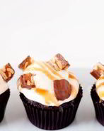 Капкейки со Сникерсом и карамельной глазурью