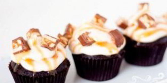 Рецепт капкейки со сникерсом и карамельной глазурью