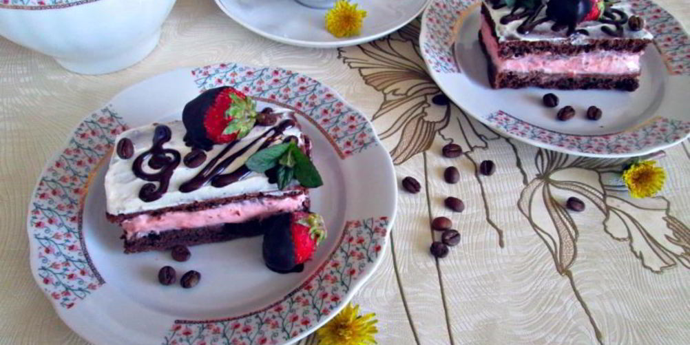 Как приготовить кофейно-клубничное пирожное со сливочным кремом