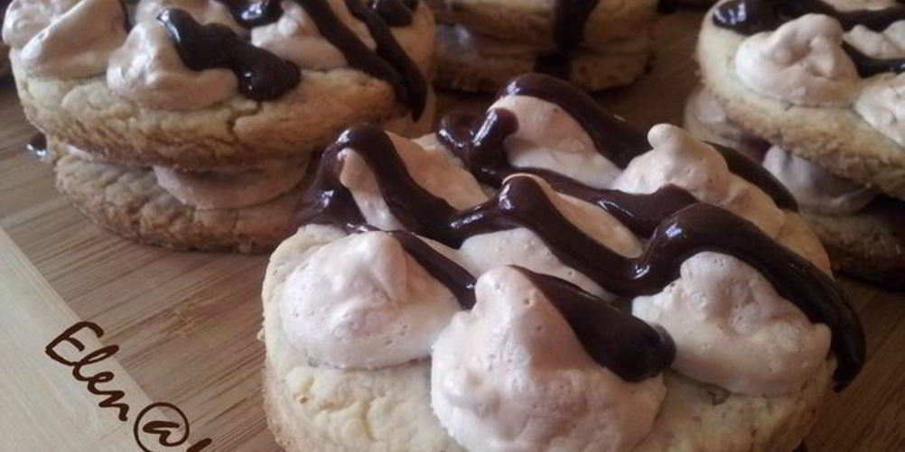 Как приготовить миндальные пирожные с капельками из безе очень быстро