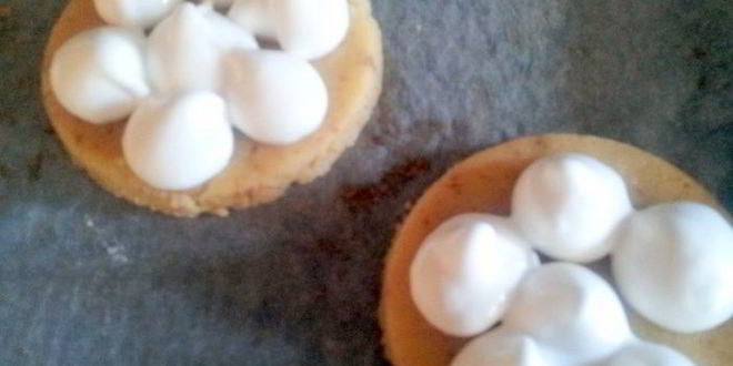 Рецепт миндальные пирожные с капельками из безе очень быстро