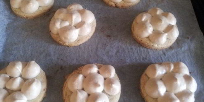 Рецепт миндальные пирожные с капельками из безе очень быстро