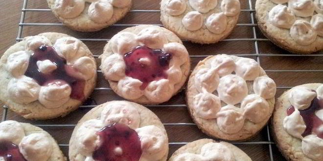 Рецепт миндальные пирожные с капельками из безе очень быстро