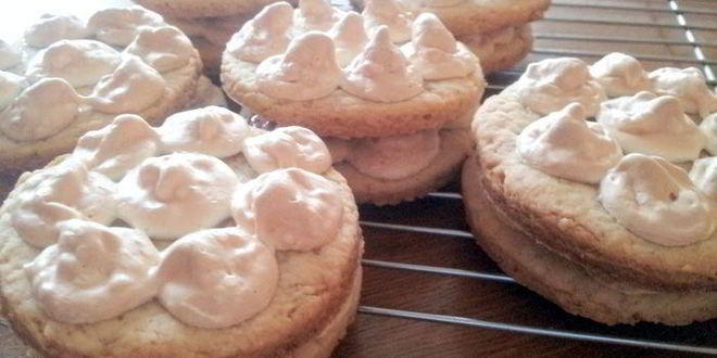 Рецепт миндальные пирожные с капельками из безе очень быстро