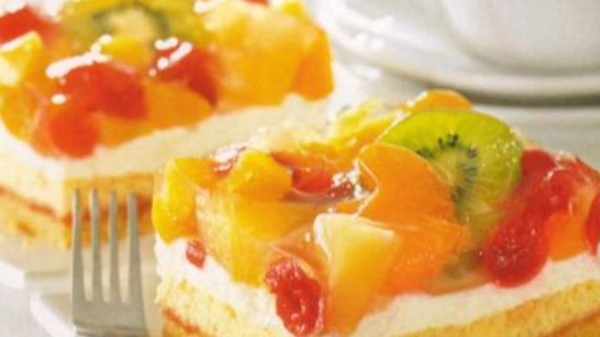 Рецепт Нежные бисквитно-фруктовые пирожные к чаю Проще простого без выпечки