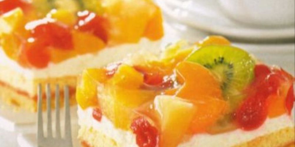 Как приготовить нежные бисквитно-фруктовые пирожные к чаю проще простого без выпечки