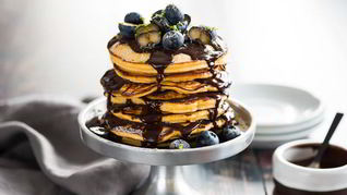 Рецепт Пирожное из блинчиков с черникой и шоколадом