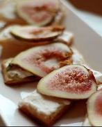 Пирожное из слоеного теста с маскарпоне и инжиром