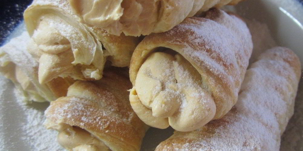 Как приготовить пирожные из слоеного теста