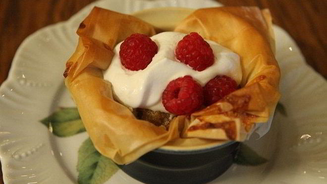 Рецепт Пирожные из теста фило с ванильным кремом и малиной