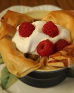 Пирожные из теста фило с ванильным кремом и малиной