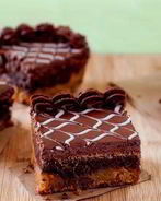 Пирожные с шоколадно-ванильной глазурью