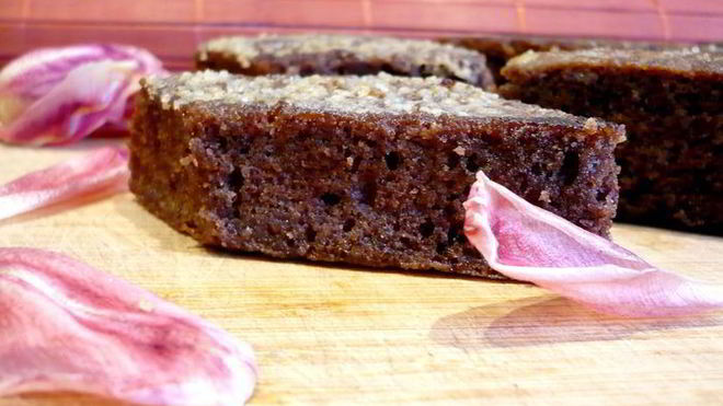 Рецепт Пряное пирожное с карамельной корочкой Чай с молоком