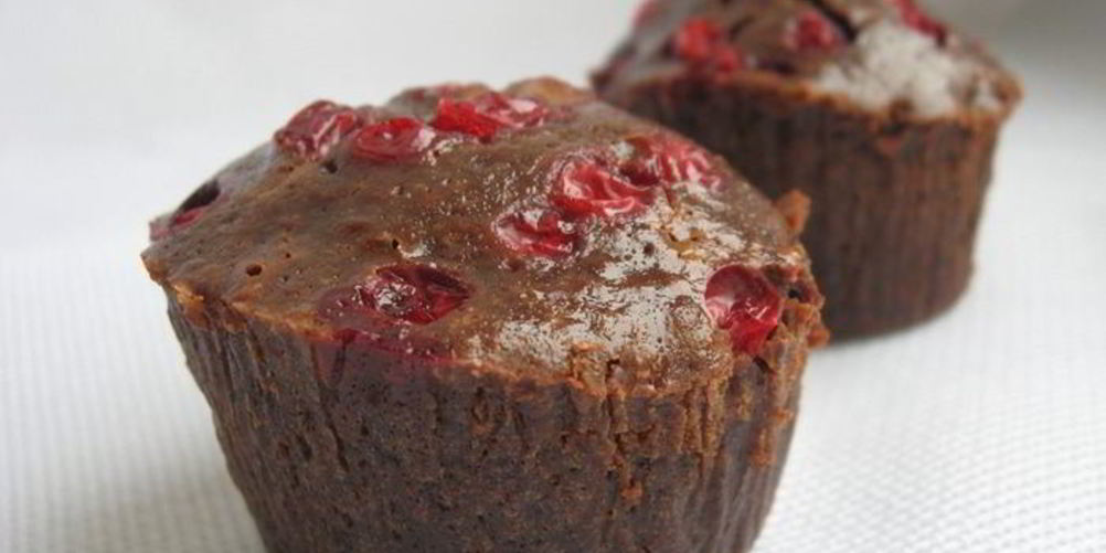 Как приготовить шоколадно-сырное пирожное с брусникой