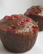 Шоколадно-сырное пирожное с брусникой