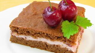 Рецепт Шоколадное пирожное с творожно-вишневым кремом