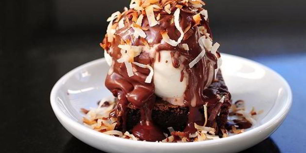 Как приготовить шоколадные пирожные с теплым шоколадным соусом