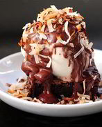 Шоколадные пирожные с теплым шоколадным соусом