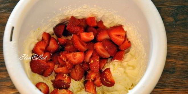 Рецепт слоеное пирожное с клубникой, сливками, белым шоколадом и ароматом лимона