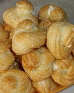 Заварные пирожные с кремом из сгущенного молока и масла