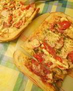 Быстрая пицца с копченой курицей и грибами