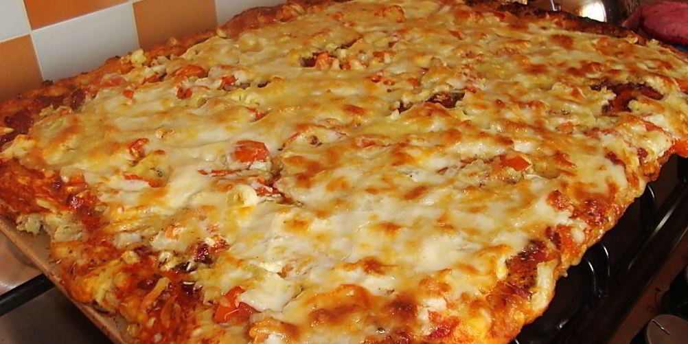 Рецепт пицца с консервированным тунцом и луком