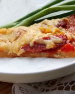 Домашняя пицца с колбасой и сыром