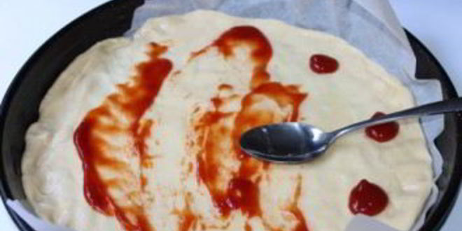 Рецепт домашняя пицца с колбасой и сыром