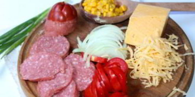 Рецепт домашняя пицца с колбасой и сыром