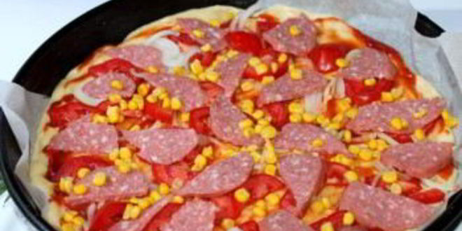 Рецепт домашняя пицца с колбасой и сыром