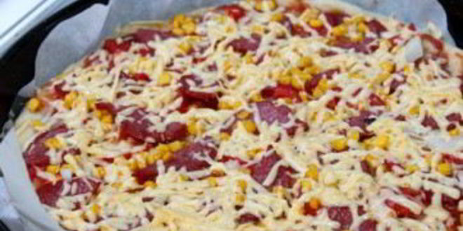 Рецепт домашняя пицца с колбасой и сыром