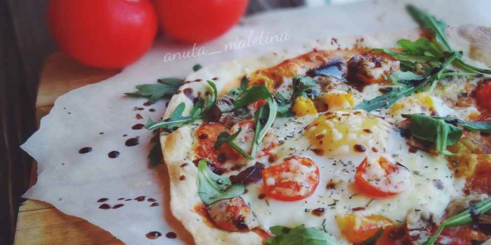 Как приготовить итальянская пицца на быстром тесте с томатами, грибами и яйцом