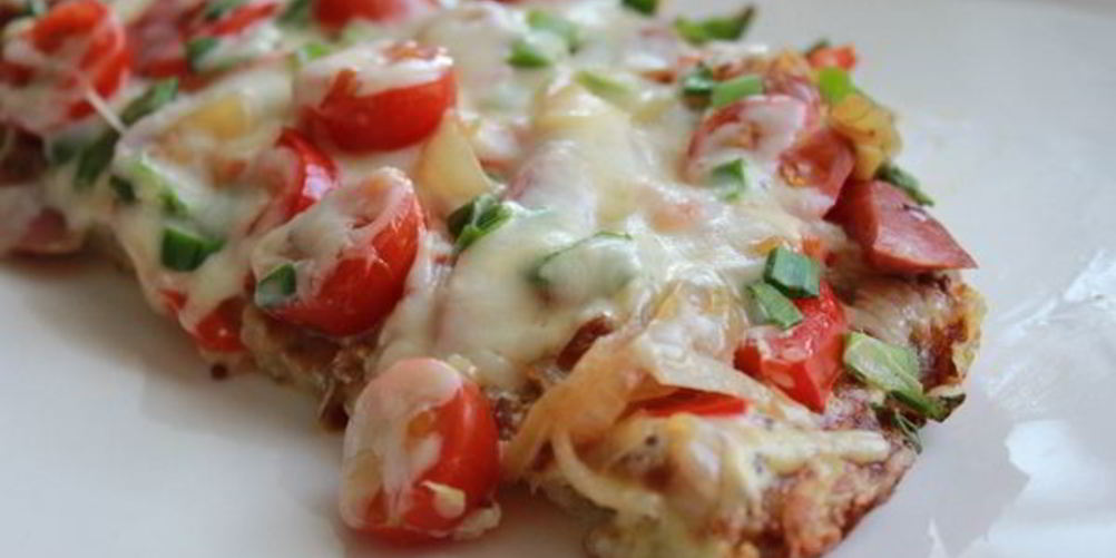 Рецепт домашняя пицца с колбасой и сыром