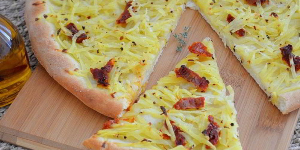 Рецепт хрустящая пицца с ветчиной, помидорами и перцем