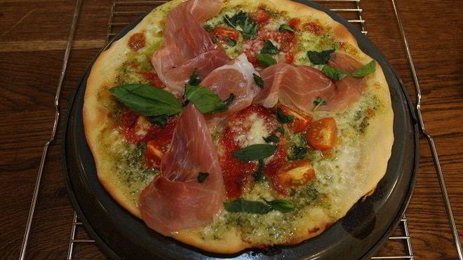 Рецепт Хрустящая пицца с ветчиной, помидорами и перцем