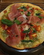 Хрустящая пицца с ветчиной, помидорами и перцем