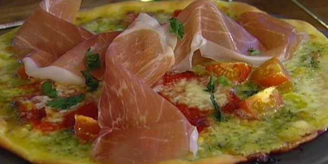 Рецепт хрустящая пицца с ветчиной, помидорами и перцем