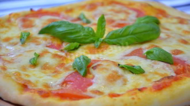Рецепт Классическая пицца Маргарита с моцареллой