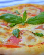 Классическая пицца Маргарита с моцареллой