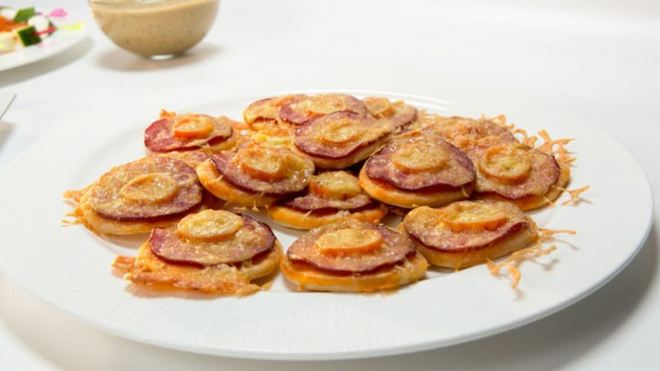 Рецепт Мини-пицца с салями и томатами черри