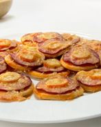 Мини-пицца с салями и томатами черри