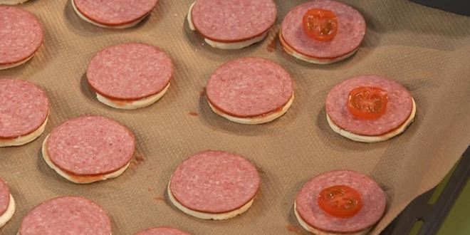 Рецепт мини-пицца с салями и томатами черри