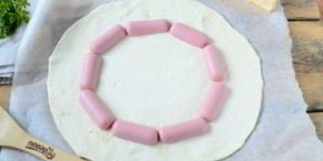 Рецепт пицца из сосисок в тесте