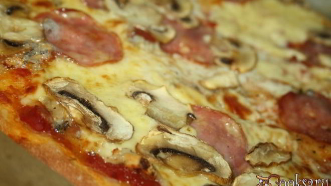 Рецепт Пицца на дрожжевом тесте с сыром сулугуни и колбасой сальчичон