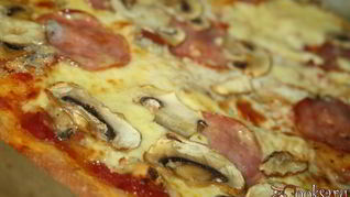 Рецепт Пицца на дрожжевом тесте с сыром сулугуни и колбасой сальчичон